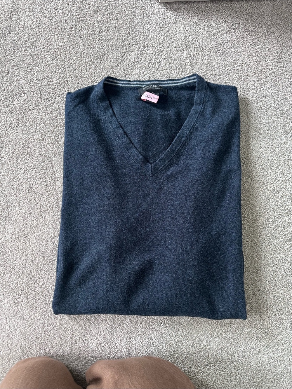 Banana Republic Luxury Blend Men’s V-Neck Sweater – Size XL
